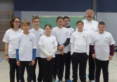 Alle Teilnehmer der Drei-Burgen-Schule (v. l.):  Lucca Günther; Jason Frieske ; Jonas Wagener; Laura Fiege; Emilia Müller; Robin Münzberg; Luca Engel; Trainer Wolfgang Pippert; Moritz Jahns